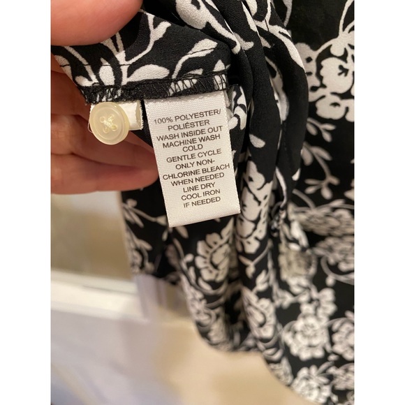 Ann Taylor LOFT Black & White Floral Ruffle Sleeveless Top Size Medium - Picture 3 of 3